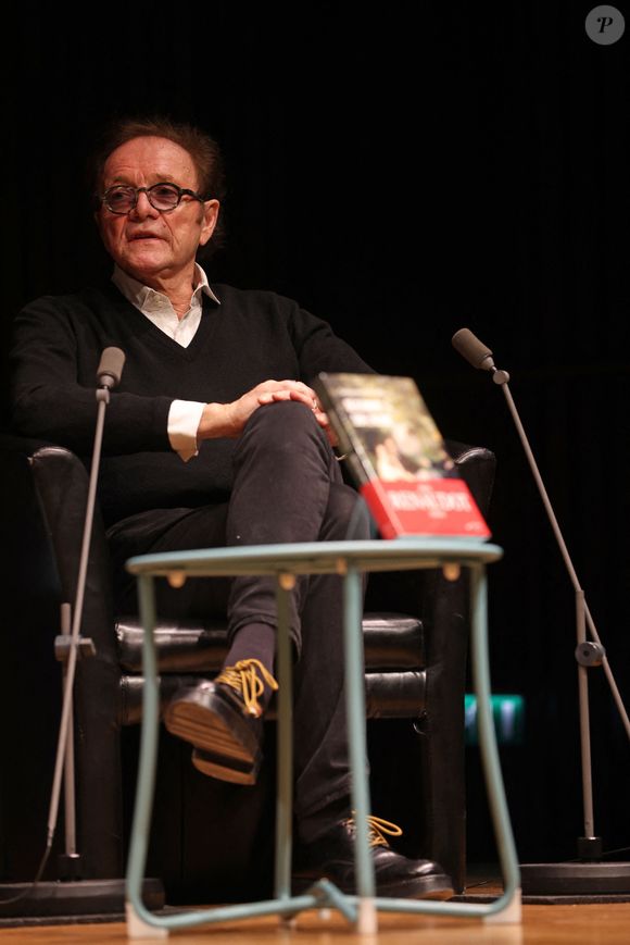 Le journaliste Guillaume Durand à la Station Ausone-Mollat à Bordeaux, France, le 10 janvier 2022, pour la présentation de son livre "Déjeunons sur l'herbe" (Prix Renaudot de l'essai 2022). © Jean-Marc Lhomer/Bestimage