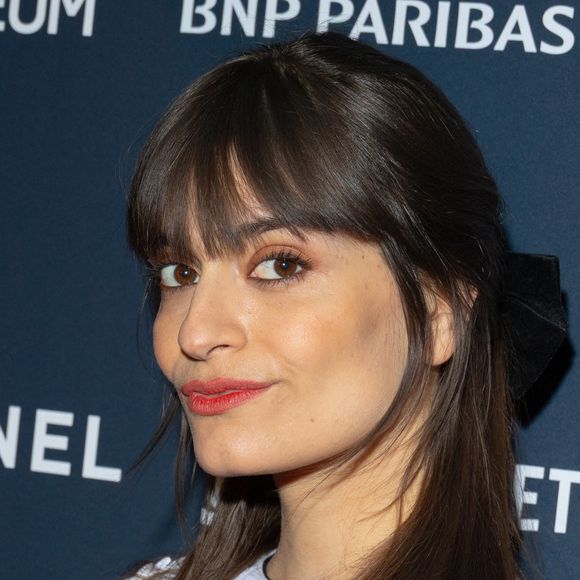 Pensé comme un refuge créatif et familial, l’appartement reflète pleinement la personnalité de l’artiste.

Clara Luciani participe au Photocall 'Wes Anderson Exhibition' à La Cinémathèque à Paris, France. Photo par Nasser Berzane/ABACAPRESS.COM