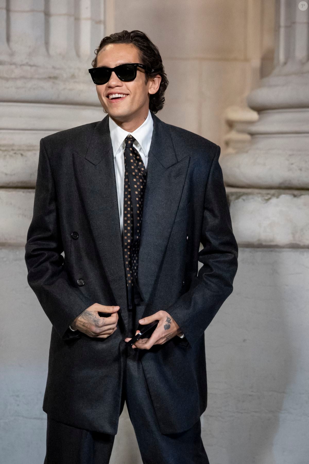 photo-dominic-fike-photocall-du-d-fil-saint-laurent-collection