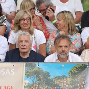 Semi-exclusif - Michel Sardou et sa femme Anne-Marie Périer, Romain Sardou et sa compagne Kym Thiriot enceinte - Michel Sardou rend hommage à son père en famille lors du premier trophée de pétanque "Fernand Sardou" à Bormes-les-Mimosas le 29 mai 2026. Le célèbre chanteur est venu en famille avec sa femme, son fils Romain avec son fils de deux ans et demi et de sa compagne enceinte de son deuxième enfant.
La première édition du Trophée Fernand Sardou est organisée du 29 au 31 mai au coeur du village de Bormes les Mimosas. Une initiative portée par Michel et son fils Romain, pour rendre hommage à leur illustre parent Fernand Sardou au travers d'un tournoi de pétanque.
En lien avec la municipalité et l'Amicale Bouliste Borméenne (ABB), un premier Trophée Fernand Sardou sera organisé avec deux grands temps forts : Le vendredi, dès 18h, un tournoi d'exhibition sera proposé et verra s'affronter 16 triplettes. Puis un concours fédéral à pétanque sera organisé le weekend et ouvert à tous les amateurs. 128 équipes seront réparties sur les sites les plus emblématiques du village, à savoir au boulodrome de la place Saint-François, mais aussi au parc Cigalou, sur le site du château et à l'ancien stade. © Franz Chavaroche/Bestimage