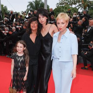Liliane Sanrey-Baud, Romane Bohringer, Eva Yelmani, Clémentine Autain - Montée des marches du film « Highest 2 Lowest » lors du 78ème Festival International du Film de Cannes, au Palais des Festivals à Cannes. Le 19 mai 2025
© Jacovides-Moreau / Bestimage