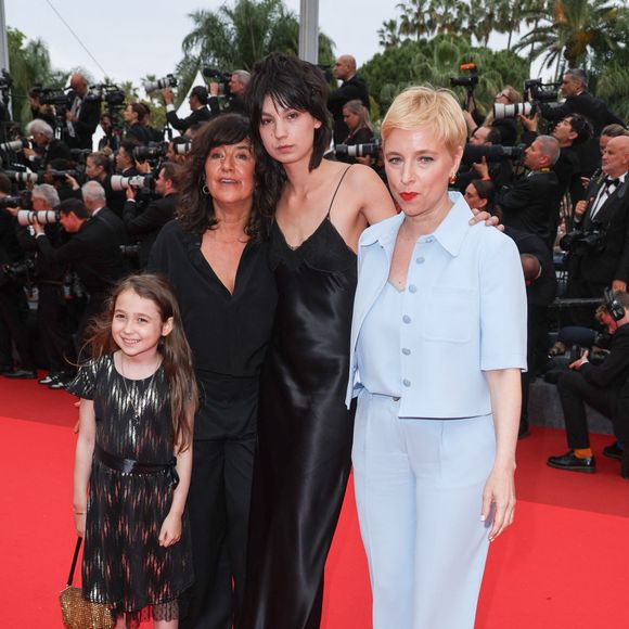 Liliane Sanrey-Baud, Romane Bohringer, Eva Yelmani, Clémentine Autain - Montée des marches du film « Highest 2 Lowest » lors du 78ème Festival International du Film de Cannes, au Palais des Festivals à Cannes. Le 19 mai 2025
© Jacovides-Moreau / Bestimage