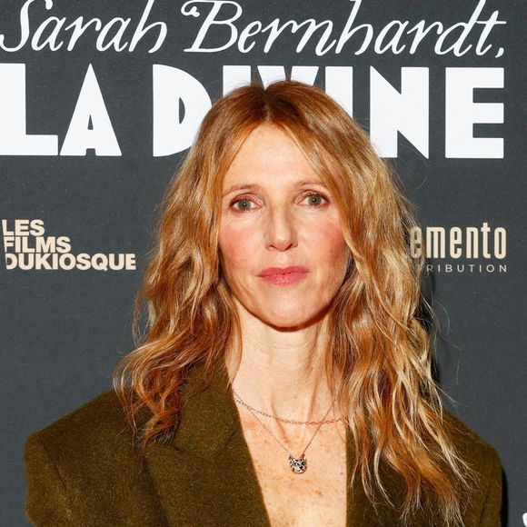 Sandrine Kiberlain au photocall de la première du film "Sarah Bernhardt, la divine" au cinéma Pathé Palace à Paris le 10 décembre 2024.

© Christophe Clovis / Bestimage