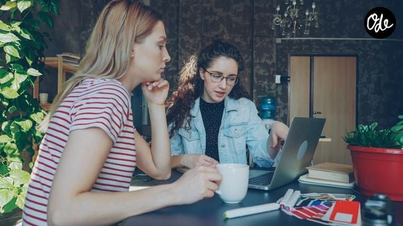 Le "love bombing" consiste à submerger rapidement quelqu'un d'attention, de compliments, de cadeaux ou d'affection, parfois dans le but de créer une dépendance.

Photo prise par Vitaly Gariev / Unsplash