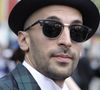 S'il n'est pas allé aussi loin que les Daft Punk, en optant pour un casque, le photographe a choisi des chapeaux noirs et ses lunettes de soleil rondes.
Le photographe JR - Arrivées à la montée des marches du film "The BFG" ("Le BGG Le Bon Gros Géant") lors du 69ème Festival International du Film de Cannes. Le 14 mai 2016.