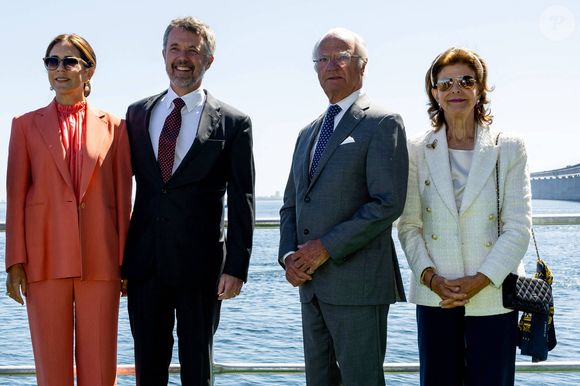 La reine Mary de Danemark, le roi Frederik de Danemark, le roi Carl Gustaf de Suède, la reine Silvia de Suède, en escale lors de la traversée du pont dans le cadre des célébrations du 25e anniversaire du pont de l'Öresund à Peberholm, Danemark, 1er juillet 2025.
©Dana Press / Bestimage
