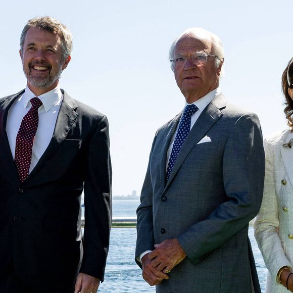 La reine Mary de Danemark, le roi Frederik de Danemark, le roi Carl Gustaf de Suède, la reine Silvia de Suède, en escale lors de la traversée du pont dans le cadre des célébrations du 25e anniversaire du pont de l'Öresund à Peberholm, Danemark, 1er juillet 2025.
©Dana Press / Bestimage