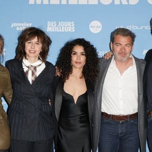 Louis-Julien Petit, Elsa Bennett, Valérie Bonneton, Sabrina Ouazani, Clovis Cornillac, Hippolyte Dard et Vanessa Djian - Avant-première du film "Des jours meilleurs" au cinéma Max Linder à Paris le 7 avril 2025. © Coadic Guirec/Bestimage