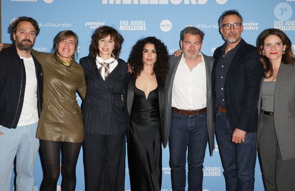 Louis-Julien Petit, Elsa Bennett, Valérie Bonneton, Sabrina Ouazani, Clovis Cornillac, Hippolyte Dard et Vanessa Djian - Avant-première du film "Des jours meilleurs" au cinéma Max Linder à Paris le 7 avril 2025. © Coadic Guirec/Bestimage