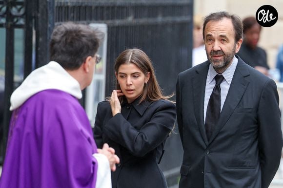 Il est d'ailleurs venu avec sa fille Esther 

Frédéric Salat-Baroux et sa fille Esther aux funérailles de B. Chirac à la basilique Sainte-Clotilde à Paris (7e) le 12 juin 2026. L’ancienne première dame de France est décédée le 5 juin 2026 à l’âge de 93 ans. 
© Jacovides / Liewig / Bestimage