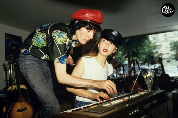 À la fin des années 1970, Geneviève Hervé travaillait donc sur Flash rouge, un spectacle conçu avec Marc'O. 

En France, durant leur tournée, Catherine Ringer et Fred Chichin, portant une casquette, devant un piano électrique. © Michel Croizard via Bestimage