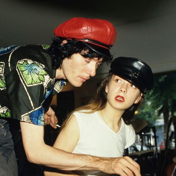 À la fin des années 1970, Geneviève Hervé travaillait donc sur Flash rouge, un spectacle conçu avec Marc'O. 

En France, durant leur tournée, Catherine Ringer et Fred Chichin, portant une casquette, devant un piano électrique. © Michel Croizard via Bestimage