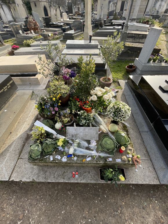 Illustration de la tombe de Serge Gainsbourg au cimetière du Montparnasse dans le 14ème arrondissement de Paris lors du 30ème anniversaire de sa mort, à Paris, France, le 2 mars 2021. © Christophe Clovis/Bestimage