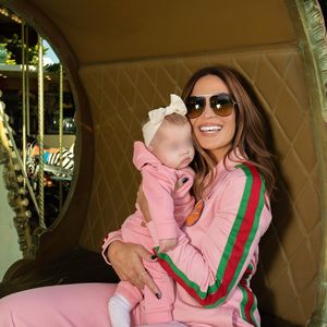 Maman d'Adam, Liham et Noa, fruits de son amour avec son mari Hicham Bendaoud, Vitaa a bien profité de ses vacances en famille mais semble déjà épuisée par la rentrée qui se rapproche à grands pas. 

Photos de Vitaa et sa fille pour fêter les 6 mois de Noa.