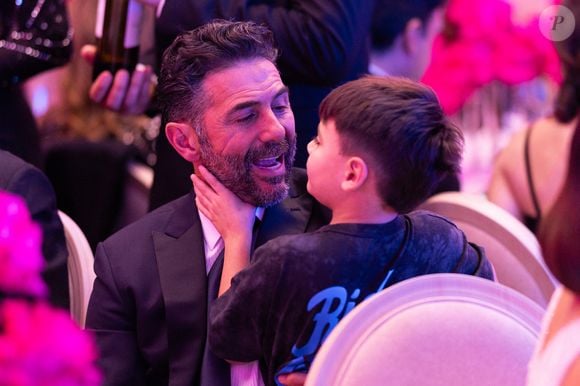 Son carré brun, coiffé dans un style Old Hollywood par Ivan Gomez, encadrait son visage avec une élégance intemporelle, tandis qu’une constellation de bracelets et de bagues en diamants complétait l’ensemble avec éclat.

Exclusif - Santiago Enrique Baston et son père José Antonio Bastón - Global Gift Gala Paris à l'hôtel Four Seasons George V à Paris le 8 novembre 2025. © Cyril Moreau/Bestimage