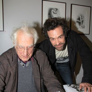 Bertrand Tavernier, Romain Duris - Bertrand Tavernier dédicace son livre "Amis Americains" lors de l'exposition Féroce de Romain Duris à la Galerie Cinéma à Paris le 26 novembre 2019. ©Bestimage