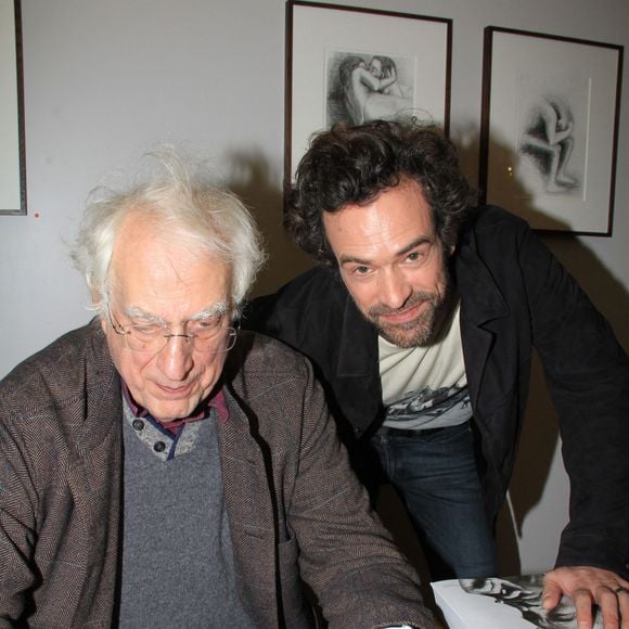 Bertrand Tavernier, Romain Duris - Bertrand Tavernier dédicace son livre "Amis Americains" lors de l'exposition Féroce de Romain Duris à la Galerie Cinéma à Paris le 26 novembre 2019. ©Bestimage