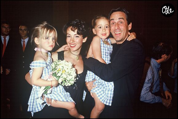 Archives : Thierry Ardisson et son ex femme Béatrice Loustalan avec leurs filles au défilé de Versace à Paris 1995  RINDOFF-GARCIA / BESTIMAGE