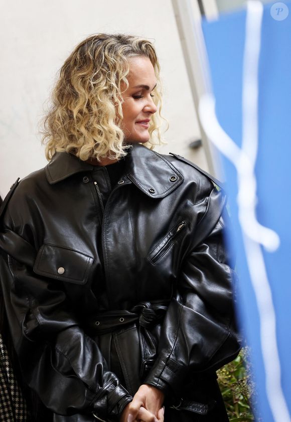 Laeticia Hallyday lors de l'inauguration d'une plaque commémorative en hommage à Johnny Hallyday devant l'immeuble où le chanteur français a grandi dans le 9ème arrondissement de Paris, France, le 22 décembre 2023. © Dominique Jacovides/Bestimage