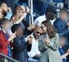 Papa solo un peu débordé, il avait fait de rares confidences à Yann Barthès, en 2020 sur le plateau de "Quotidien", et avait révélé à quel point l'éducation d'une fille et d'un garçon étaient différentes
Natalie Portman, Nicola Sirkis et son fils Jules en tribunes lors du match de football Ligue 1 Uber Eats opposant le Paris Saint-Germain (PSG) au Clermont Foot 63 au Parc des Princes à Paris, France, le 3 juin 2023. Clermont a gagné 3-2. © Cyril Moreau/Bestimage