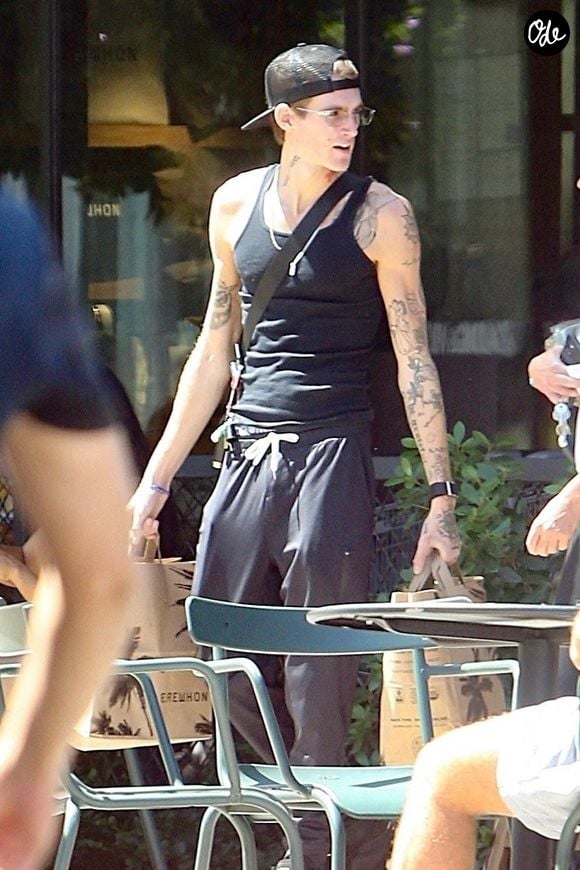Très amaigri, Presley Gerber dévoile ses nombreux tatouages alors qu’il fait des courses chez Erewhon, à Studio City, en compagnie d’une jeune femme. 

Backgrid USA / Bestimage