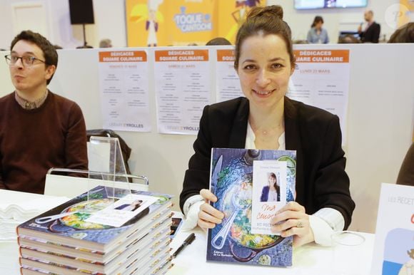 Outre sa carrière pro, Louise Denisot est une maman comblée

Louise Denisot (fille de Michel Denisot) - Salon du livre à la porte de Versailles à Paris le 22 mars 2015.