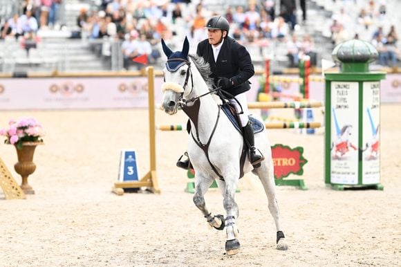 Serge Varsano sur Just Dance T&L Z dans l’épreuve Prix Barnes lors de la 10ème édition du "Longines Paris Eiffel Jumping" à la Plaine de Jeux de Bagatelle à Paris le 22 juin 2024.

© Pierre Perusseau / Veeren / Bestimage