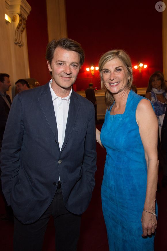 Exclusif - François Baroin et Michèle Laroque - Présentation de la préparation du film "Jeux dangereux"au Théâtre de Paris le 15 juin 2015. A l'occasion de cette présentation, les comédiens Jean-Baptiste Maunier, Pascal Elbé et JoeyStarr ont fêter les 55 ans de Michèle Laroque devant un public conquis. Début février 2013, la comédienne Michèle Laroque faisait appel au public pour financer son projet de film "Jeux Dangereux" via la plateforme Touscoprod. 400 000 euros étaient nécessaires pour démarrer l'aventure : mission accomplie ! Ce projet de crowdfunding à la française a bénéficié du soutien de plus de 2 000 co-producteurs, anonymes, célébrités et entreprises, qui ont répondu à l'appel lancé par la comédienne via la plateforme Touscoprod.  AGENCE / BESTIMAGE