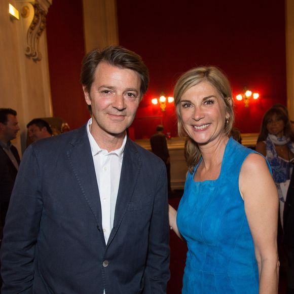 Exclusif - François Baroin et Michèle Laroque - Présentation de la préparation du film "Jeux dangereux"au Théâtre de Paris le 15 juin 2015. A l'occasion de cette présentation, les comédiens Jean-Baptiste Maunier, Pascal Elbé et JoeyStarr ont fêter les 55 ans de Michèle Laroque devant un public conquis. Début février 2013, la comédienne Michèle Laroque faisait appel au public pour financer son projet de film "Jeux Dangereux" via la plateforme Touscoprod. 400 000 euros étaient nécessaires pour démarrer l'aventure : mission accomplie ! Ce projet de crowdfunding à la française a bénéficié du soutien de plus de 2 000 co-producteurs, anonymes, célébrités et entreprises, qui ont répondu à l'appel lancé par la comédienne via la plateforme Touscoprod.  AGENCE / BESTIMAGE