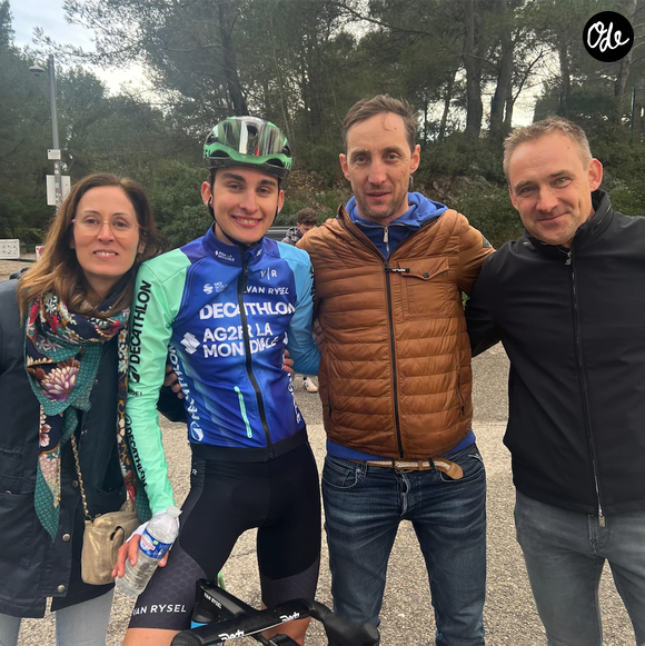 Le jeune sportif de 19 ans peut compter sur le soutien indéfectible de sa famille, et notamment de ses parents.

Paul Seixas, le jeune espoir du cyclisme français est soutenu par ses parents Emmanuel et Emmanuelle.