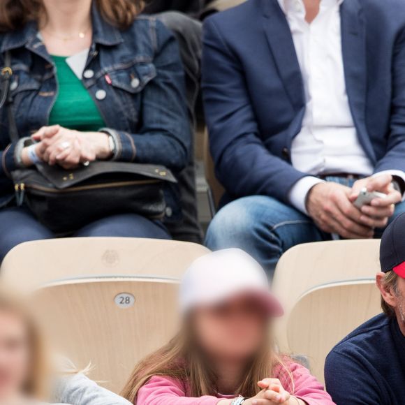 Laurent Delahousse et ses filles Liv-Helen et Sacha - Les célébrités dans les tribunes des Internationaux de France de Tennis de Roland Garros 2019 à Paris, France, le 29 mai 2019. © Jacovides-Moreau/Bestimage