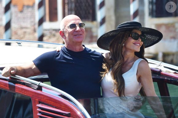 Venise, ITALIE Le couple nouvellement marié Jeff Bezos et Lauren Sánchez quittent l'hôtel Aman en bateau-taxi. Ils poursuivent leur séjour romantique à Venise par une croisière glamour sur les canaux. Souriants et détendus, ils apprécient le charme de la ville.
©Backgrid UK/ Bestimage