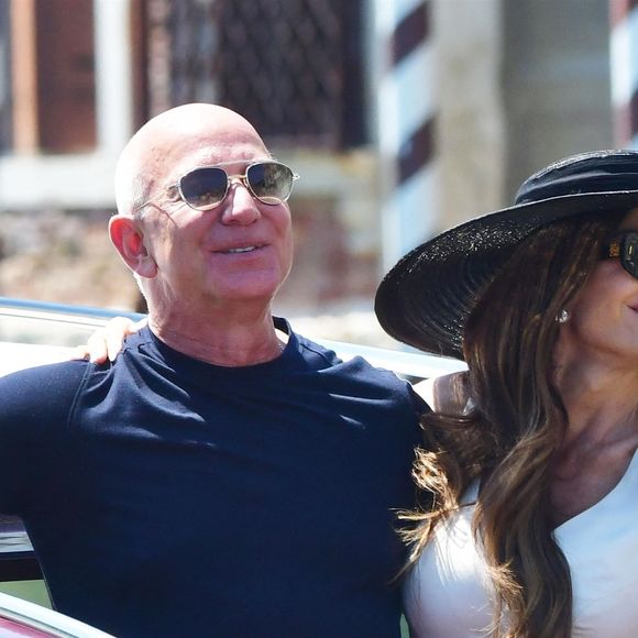 Venise, ITALIE Le couple nouvellement marié Jeff Bezos et Lauren Sánchez quittent l'hôtel Aman en bateau-taxi. Ils poursuivent leur séjour romantique à Venise par une croisière glamour sur les canaux. Souriants et détendus, ils apprécient le charme de la ville.
©Backgrid UK/ Bestimage