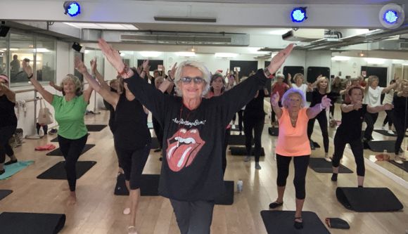 Véronique de Villèle, en pleine forme à 78 ans : l’ancienne présentatrice de "Gym Tonic" prodigue ses conseils aux seniors pour les aider à garder la forme.