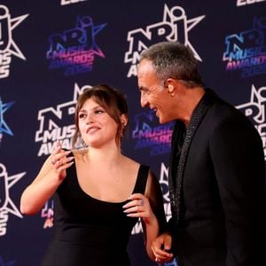 Marine Delplace et Nikos Aliagas au photocall de la 27ème édition des NRJ Music Awards au palais des Festivals de Cannes, France, le 31 octobre 2025. © Dominique Jacovides/Bestimage