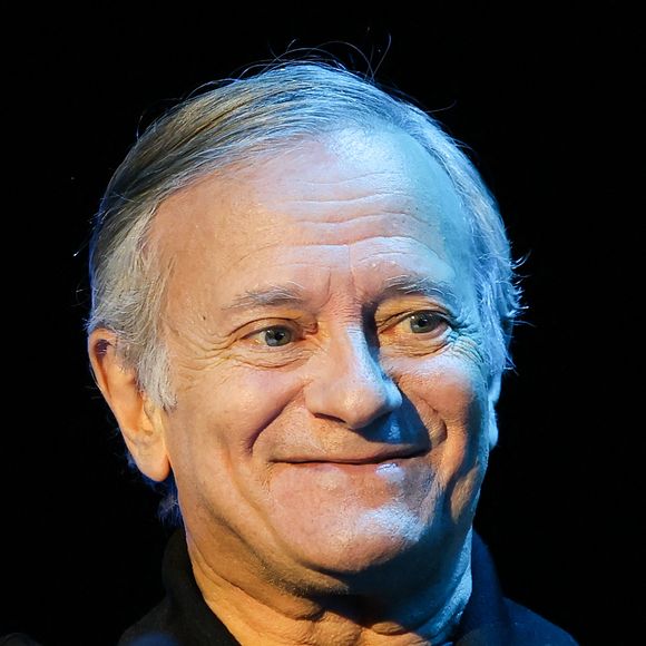 Francis Huster assiste à la remise du trophée APAJH 2022 au Carrousel du Louvre le 21 novembre 2022 à Paris, France. Photo par Nasser Berzane/ABACAPRESS.COM