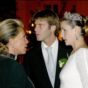 La mission fut réussie puisque personne n'a vu que la mariée était enceinte comme elle l'a fait savoir dans "50 minutes Inside"

Marina Doria de Savoie, Clotilde Courau et le prince Emmanuel-Philibert de Savoie à la soirée au palais Ruspoli pour leur mariage le 25 septembre 2003 © AGENCE / BESTIMAGE