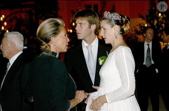 La mission fut réussie puisque personne n'a vu que la mariée était enceinte comme elle l'a fait savoir dans "50 minutes Inside"

Marina Doria de Savoie, Clotilde Courau et le prince Emmanuel-Philibert de Savoie à la soirée au palais Ruspoli pour leur mariage le 25 septembre 2003 © AGENCE / BESTIMAGE