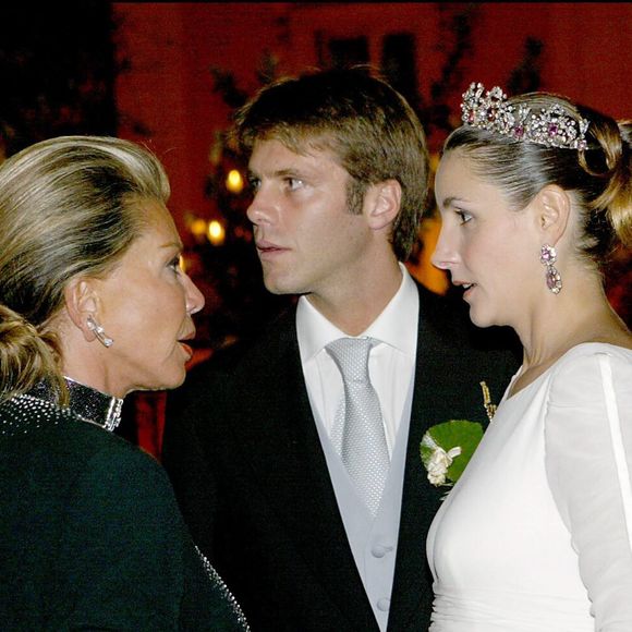 La mission fut réussie puisque personne n'a vu que la mariée était enceinte comme elle l'a fait savoir dans "50 minutes Inside"

Marina Doria de Savoie, Clotilde Courau et le prince Emmanuel-Philibert de Savoie à la soirée au palais Ruspoli pour leur mariage le 25 septembre 2003 © AGENCE / BESTIMAGE