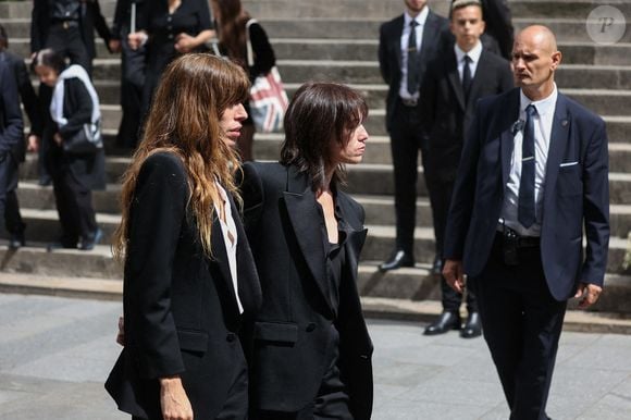 Charlotte Gainsbourg, Lou Doillon lors des obsèques à l'église Saint Roch à Paris, France, le 24 juillet 2023, de la chanteuse et actrice d'origine britannique Jane Birkin, décédée le 16 juillet 2023 à Paris à l'âge de 76 ans. Photo by Nasser Berzane/ABACAPRESS.COM