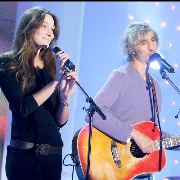 Vous l'avez peut-être oublié mais Carla Bruni et Louis Bertignac ont partagé une idylle dans les années 80.

Carla Bruni et Louis Bertignac sur le plateau de l'émission "Vivement Dimanche"

Guillaume Gaffiot/Bestimage