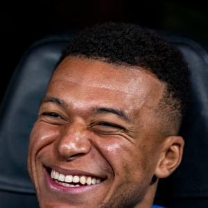 le PSG est condamné à verser près de 61 millions d'euros à Kylian Mbappé pour les primes, salaires et congés impayés de la fin de son contrat.

Le 10 décembre 2025, Madrid, Madrid, Espagne : Kylian Mbappé du Real Madrid sourit alors qu'il est assis sur le banc pendant le match de la phase MD6 de l'UEFA Champions League 2025/26 entre le Real Madrid C.F. et Manchester City au stade Santiago Bernabeu le 10 décembre 2025 à Madrid, Espagne. (Credit Image : © Alberto Gardin/ZUMA Press Wire / Bestimage)