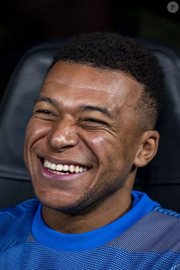 le PSG est condamné à verser près de 61 millions d'euros à Kylian Mbappé pour les primes, salaires et congés impayés de la fin de son contrat.

Le 10 décembre 2025, Madrid, Madrid, Espagne : Kylian Mbappé du Real Madrid sourit alors qu'il est assis sur le banc pendant le match de la phase MD6 de l'UEFA Champions League 2025/26 entre le Real Madrid C.F. et Manchester City au stade Santiago Bernabeu le 10 décembre 2025 à Madrid, Espagne. (Credit Image : © Alberto Gardin/ZUMA Press Wire / Bestimage)