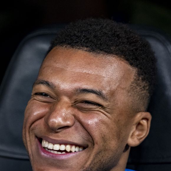 le PSG est condamné à verser près de 61 millions d'euros à Kylian Mbappé pour les primes, salaires et congés impayés de la fin de son contrat.

Le 10 décembre 2025, Madrid, Madrid, Espagne : Kylian Mbappé du Real Madrid sourit alors qu'il est assis sur le banc pendant le match de la phase MD6 de l'UEFA Champions League 2025/26 entre le Real Madrid C.F. et Manchester City au stade Santiago Bernabeu le 10 décembre 2025 à Madrid, Espagne. (Credit Image : © Alberto Gardin/ZUMA Press Wire / Bestimage)