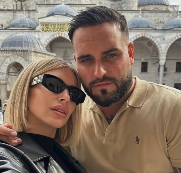 La nouvelle a été révélée le 31 décembre 2025 sur les réseaux sociaux.

Nikola Lozina en couple avec Stéphanie Clerbois. Instagram