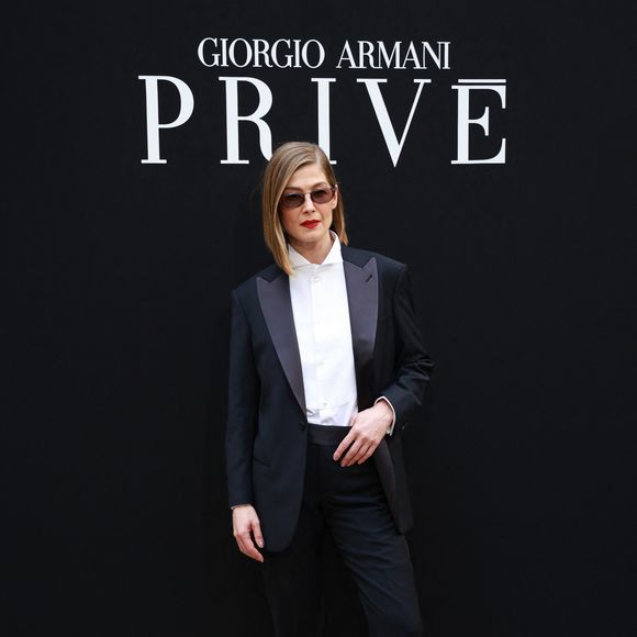 Rosamund Pike au défilé Giorgio Armani Privé "Collection Haute Couture Automne/Hiver 2026-2027" lors de la Fashion Week de Paris, le 7 juillet 2026.

Florian Lavielle / Bestimage