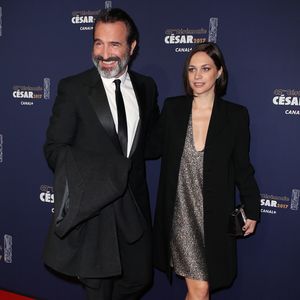 Jean Dujardin et Nathalie Péchalat posent lors du photocall de la 42ème cérémonie des Cesar à la salle Pleyel à Paris, le 24 février 2017. © Dominique Jacovides - Olivier Borde / Bestimage