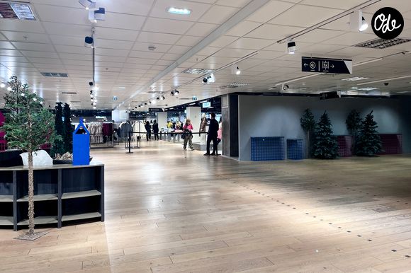 Photo des rayons vides au BHV Marais (Bazar de l'Hôtel de Ville) à Paris. Le 20 novembre 2025
Suite à l'arrivée du géant chinois Shein au 6e étage du Bazar de l'Hôtel de Ville, de nombreuses marques ont décidé de quitter ce grand magasin parisien. À tous les étages du magasin, les allées se désertifient et les rayonnages sont tristement vides.
© Céline Bonnarde / Bestimage