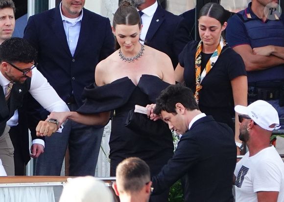 Karlie Kloss (enceinte) et Joshua Kushner lors du mariage de Jeff Bezos et Lauren Sanchez à Venise le 27 juin 2025. Backgrid UK / Bestimage