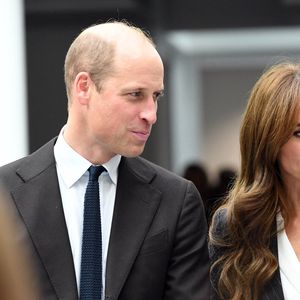 L'ancien assistant royal se souvient à quel point ces tristes nouvelles avaient affecté le prince William. "C'était le pire état dans lequel je l'ai jamais vu", a-t-il raconté dans l'émission.

Le prince William, prince de Galles, et Catherine (Kate) Middleton, princesse de Galles, lors d'une visite au lycée Fitzalan de Cardiff, le 3 octobre 2023. Le couple princier est venu pour en apprendre davantage sur les cours professionnels proposés par l'école. Mirrorpix / Bestimage